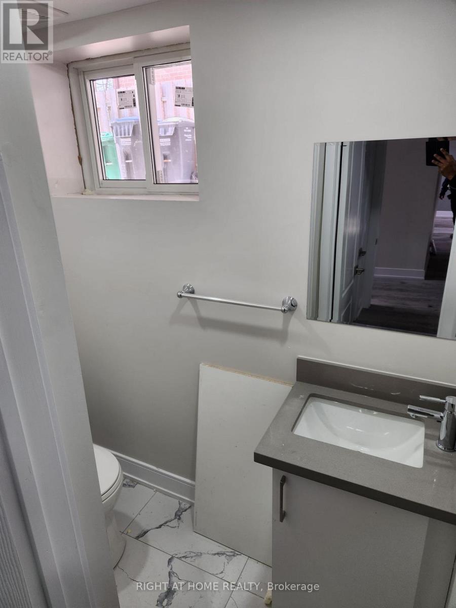 Basement Unit - 4 Stanley Court, Brampton, Ontario  L6Y 2A9 - Photo 13 - W12658760