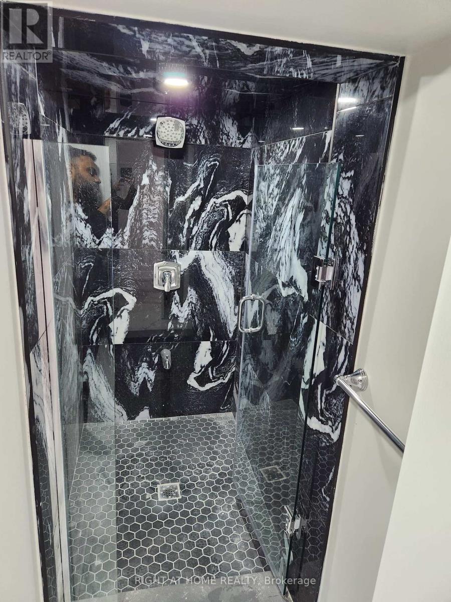 Basement Unit - 4 Stanley Court, Brampton, Ontario  L6Y 2A9 - Photo 5 - W12658760