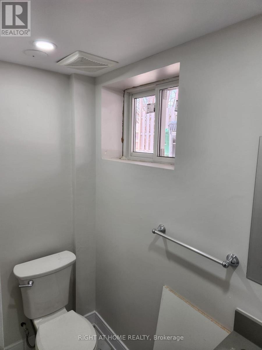 Basement Unit - 4 Stanley Court, Brampton, Ontario  L6Y 2A9 - Photo 7 - W12658760