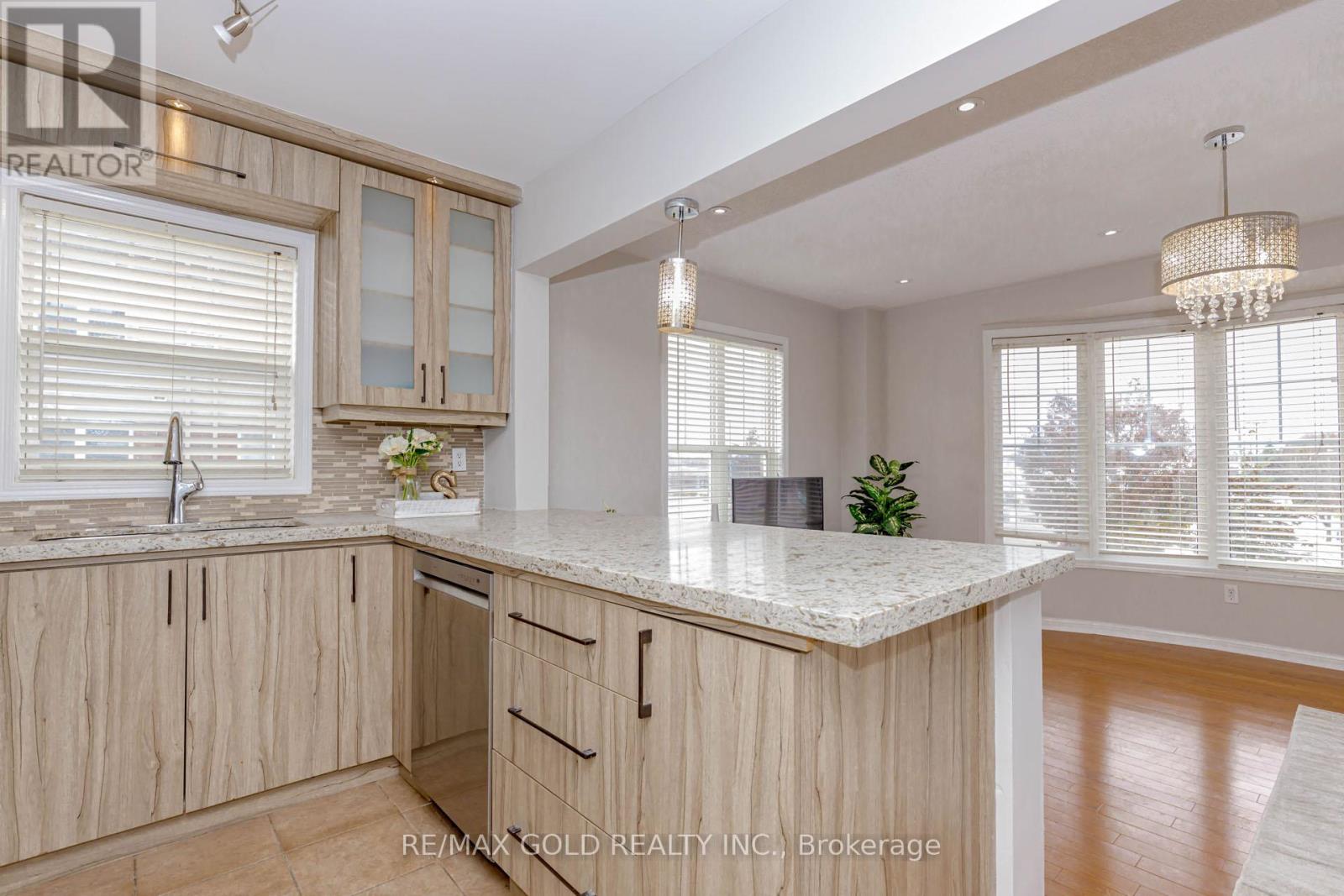 38 - 5980 Whitehorn Avenue, Mississauga, Ontario  L5V 2Y3 - Photo 7 - W12658798