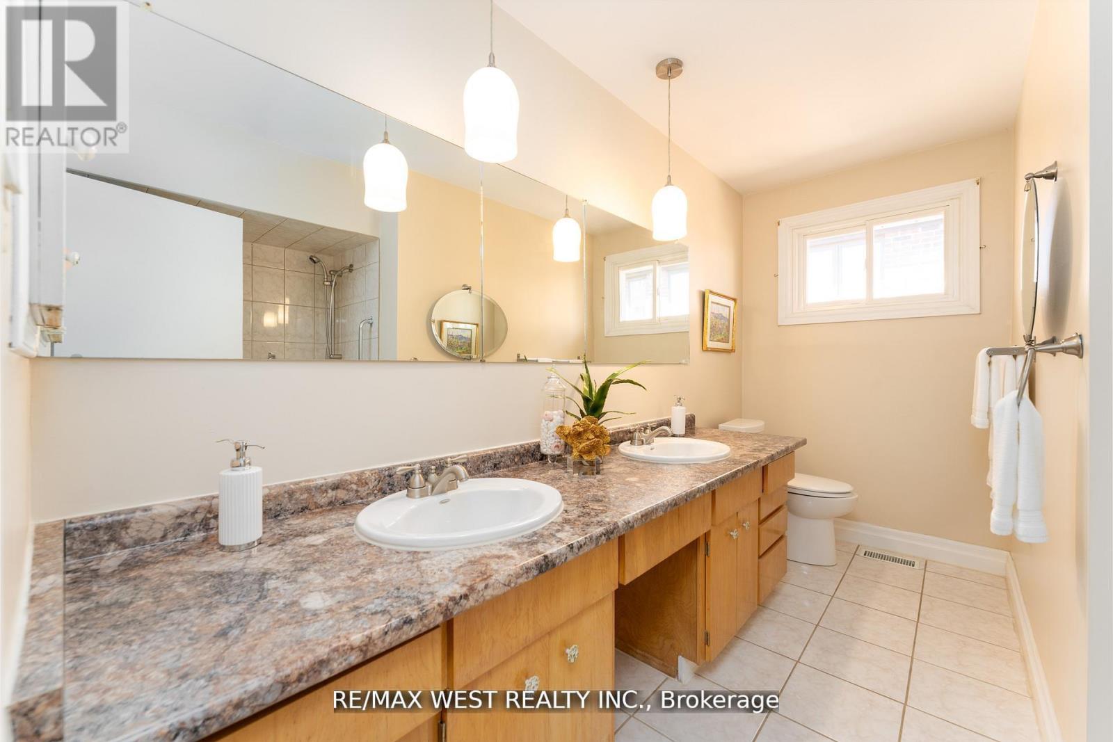 28 Braywin Drive N, Toronto, Ontario  M9P 2P1 - Photo 10 - W12658802