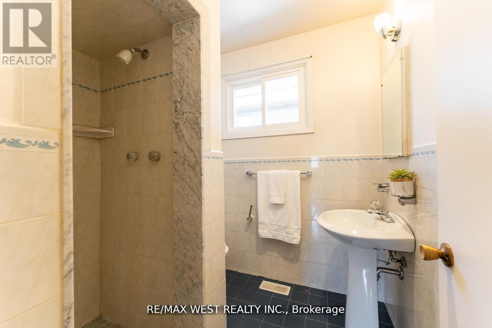 28 Braywin Drive N, Toronto, Ontario  M9P 2P1 - Photo 15 - W12658802