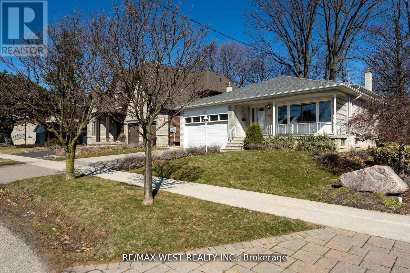 28 Braywin Drive N, Toronto, Ontario  M9P 2P1 - Photo 2 - W12658802