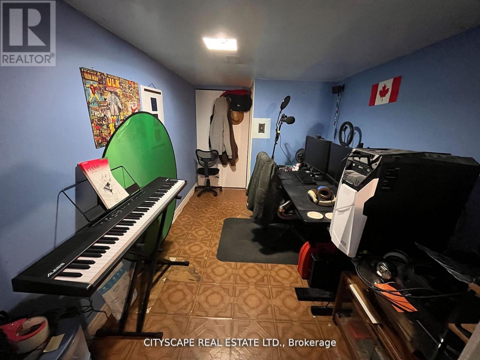 244 Rosethorn Avenue, Toronto, Ontario  M6M 3L1 - Photo 27 - W12658816