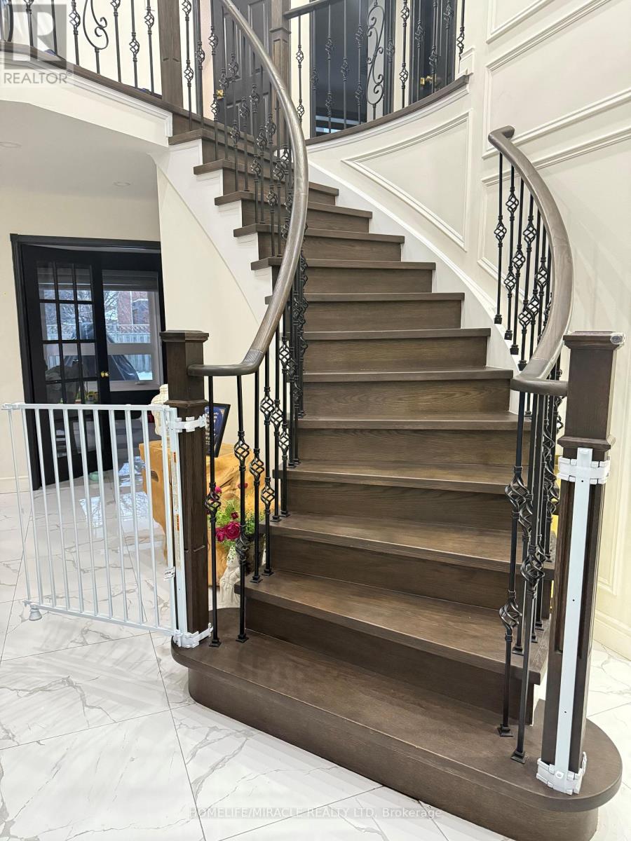 8 Strangway Court, Brampton, Ontario  L6Z 4L4 - Photo 5 - W12652382