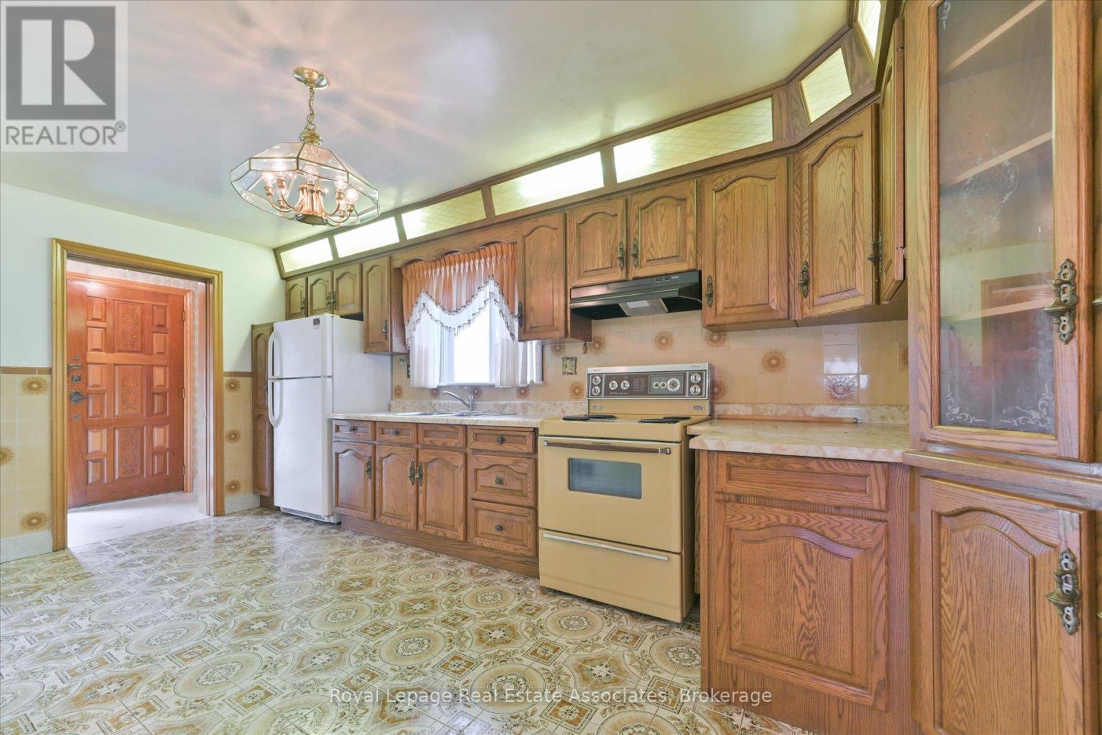 135 Jay Street, Toronto, Ontario  M6L 2M3 - Photo 10 - W12658912