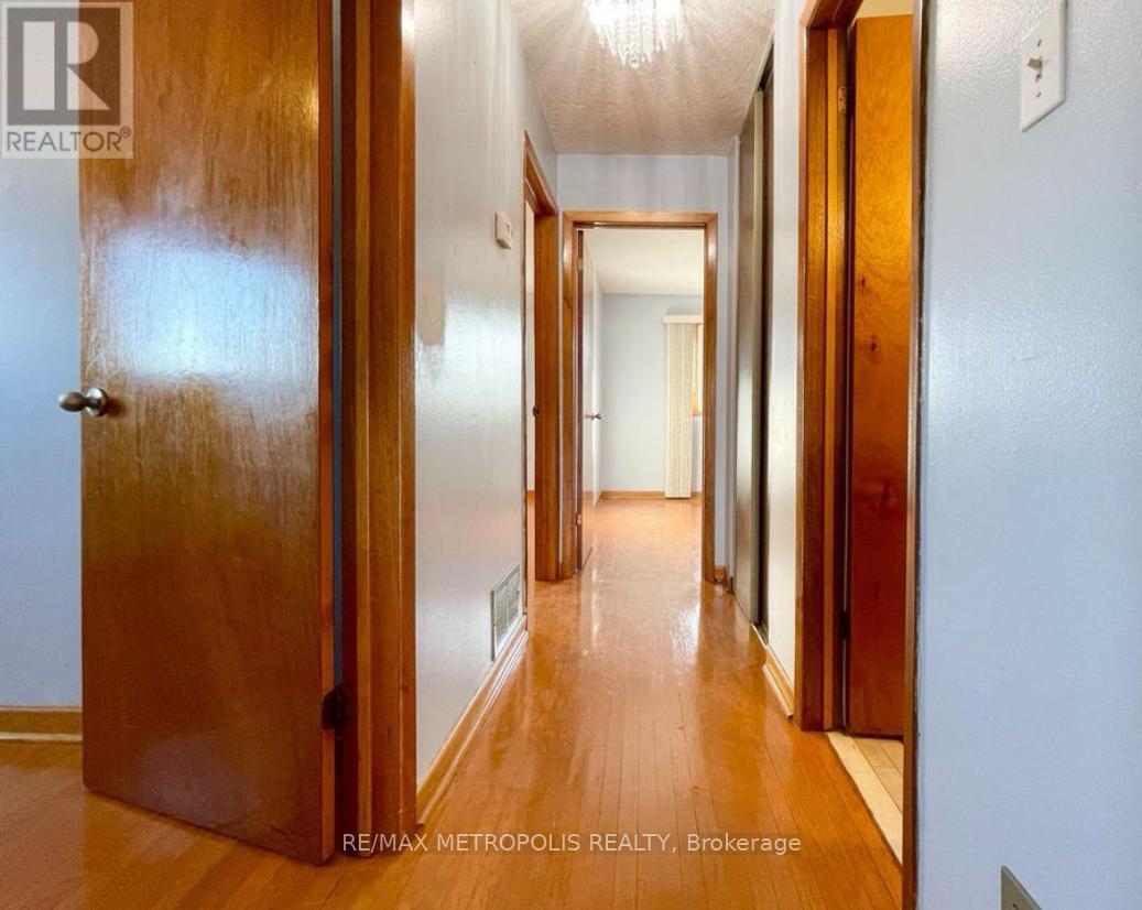 Upper - 3 Prairie Dunes Place, Vaughan, Ontario  L4K 2E4 - Photo 10 - N12658956