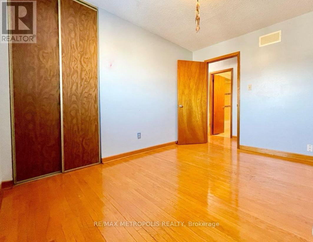 Upper - 3 Prairie Dunes Place, Vaughan, Ontario  L4K 2E4 - Photo 12 - N12658956