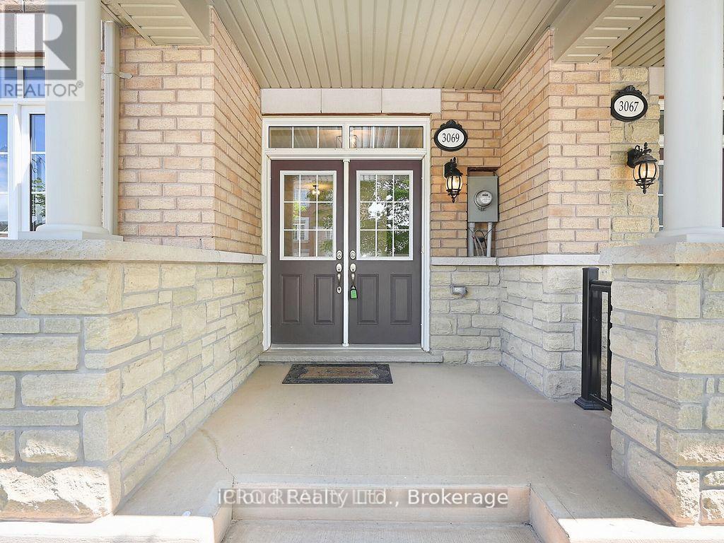 3069 Preserve Drive, Oakville, Ontario  L6M 0W7 - Photo 3 - W12658732