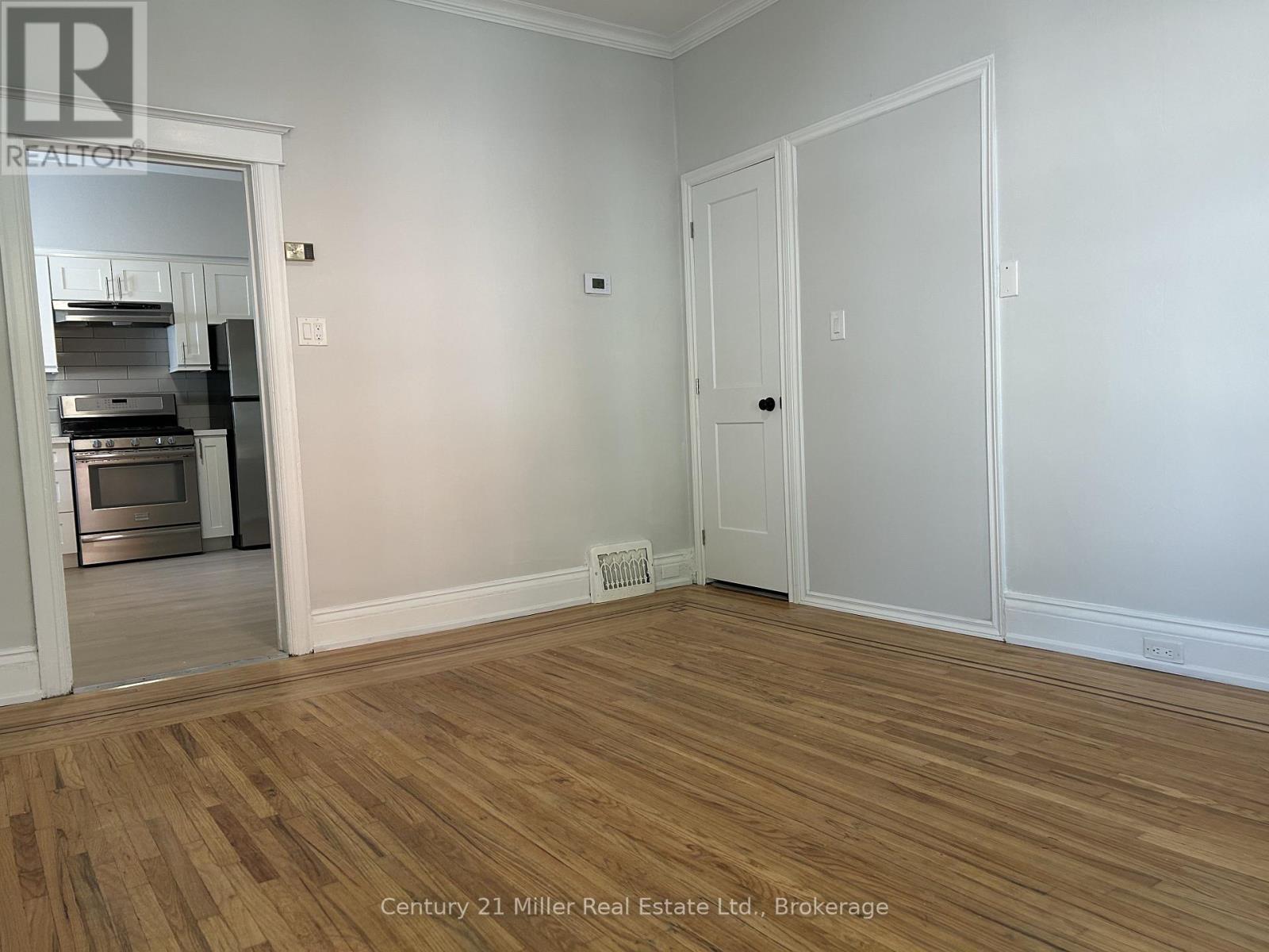 Main - 307 Cumberland Avenue, Hamilton, Ontario  L8M 2A4 - Photo 8 - X12658976