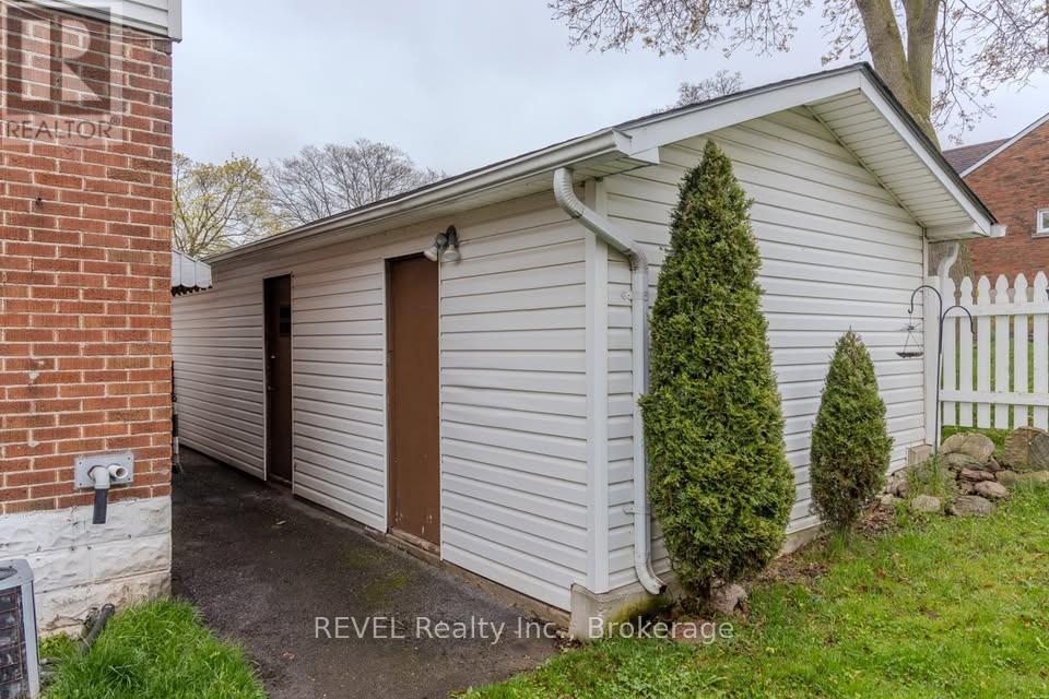 5717 Lowell Avenue, Niagara Falls, Ontario  L2G 4E3 - Photo 3 - X12659004