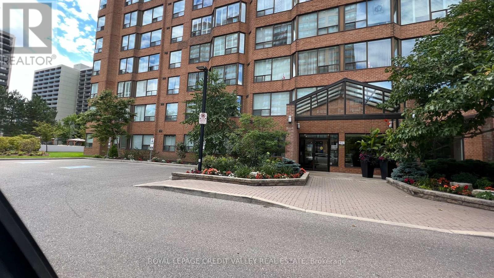 704 - 1270 Maple Crossing Boulevard, Burlington, Ontario  L7S 2J3 - Photo 2 - W12658964