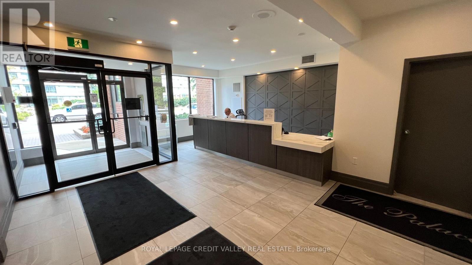 704 - 1270 Maple Crossing Boulevard, Burlington, Ontario  L7S 2J3 - Photo 3 - W12658964