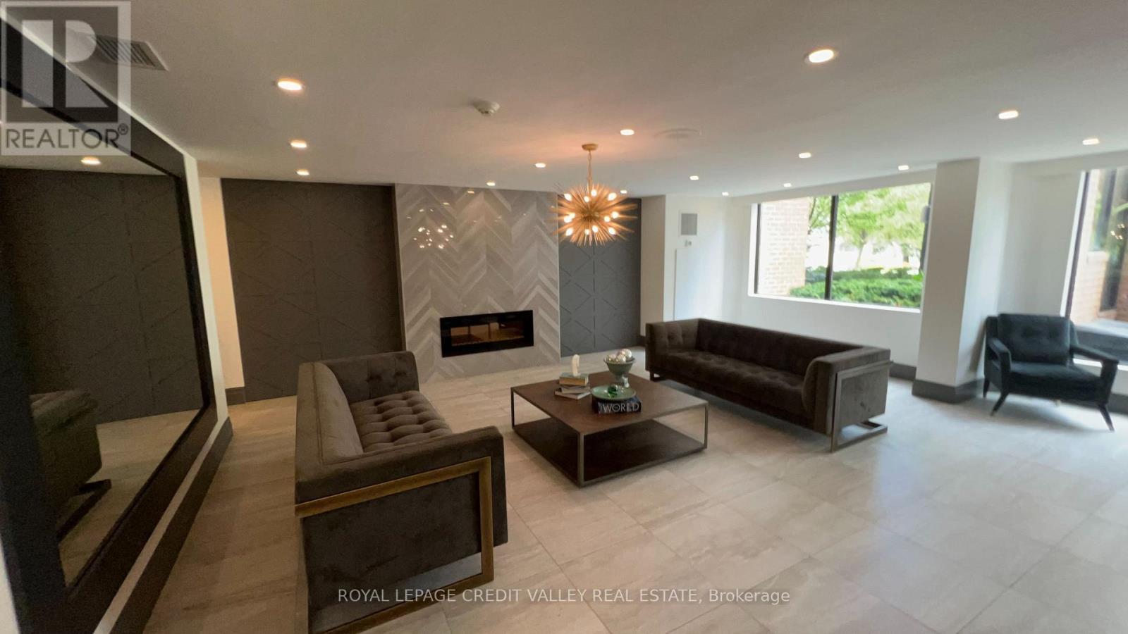 704 - 1270 Maple Crossing Boulevard, Burlington, Ontario  L7S 2J3 - Photo 4 - W12658964