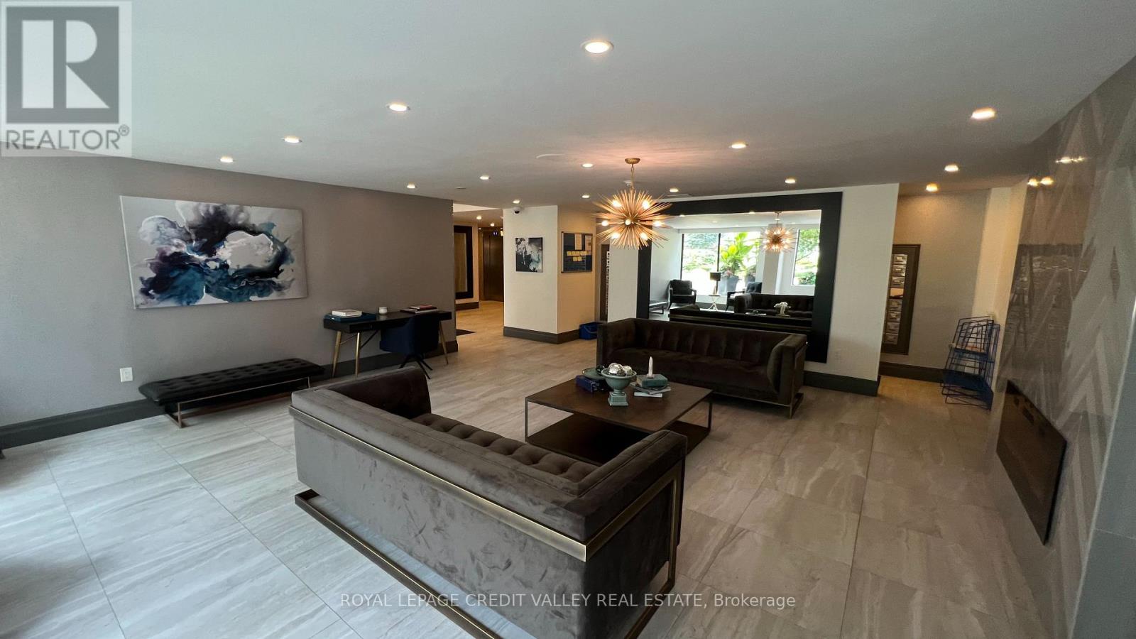 704 - 1270 Maple Crossing Boulevard, Burlington, Ontario  L7S 2J3 - Photo 5 - W12658964