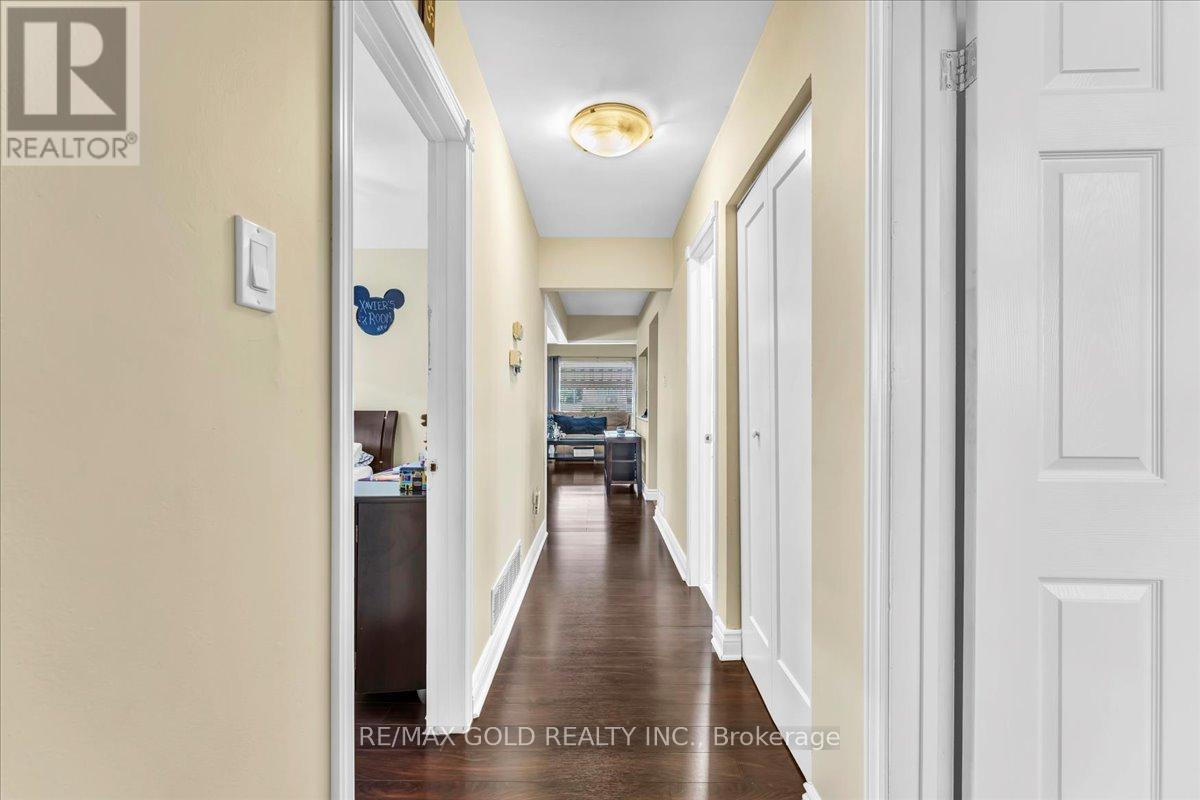 53 Dorchester Drive, Brampton, Ontario  L6T 3E2 - Photo 17 - W12658996