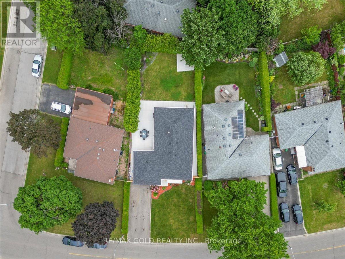 53 Dorchester Drive, Brampton, Ontario  L6T 3E2 - Photo 3 - W12658996