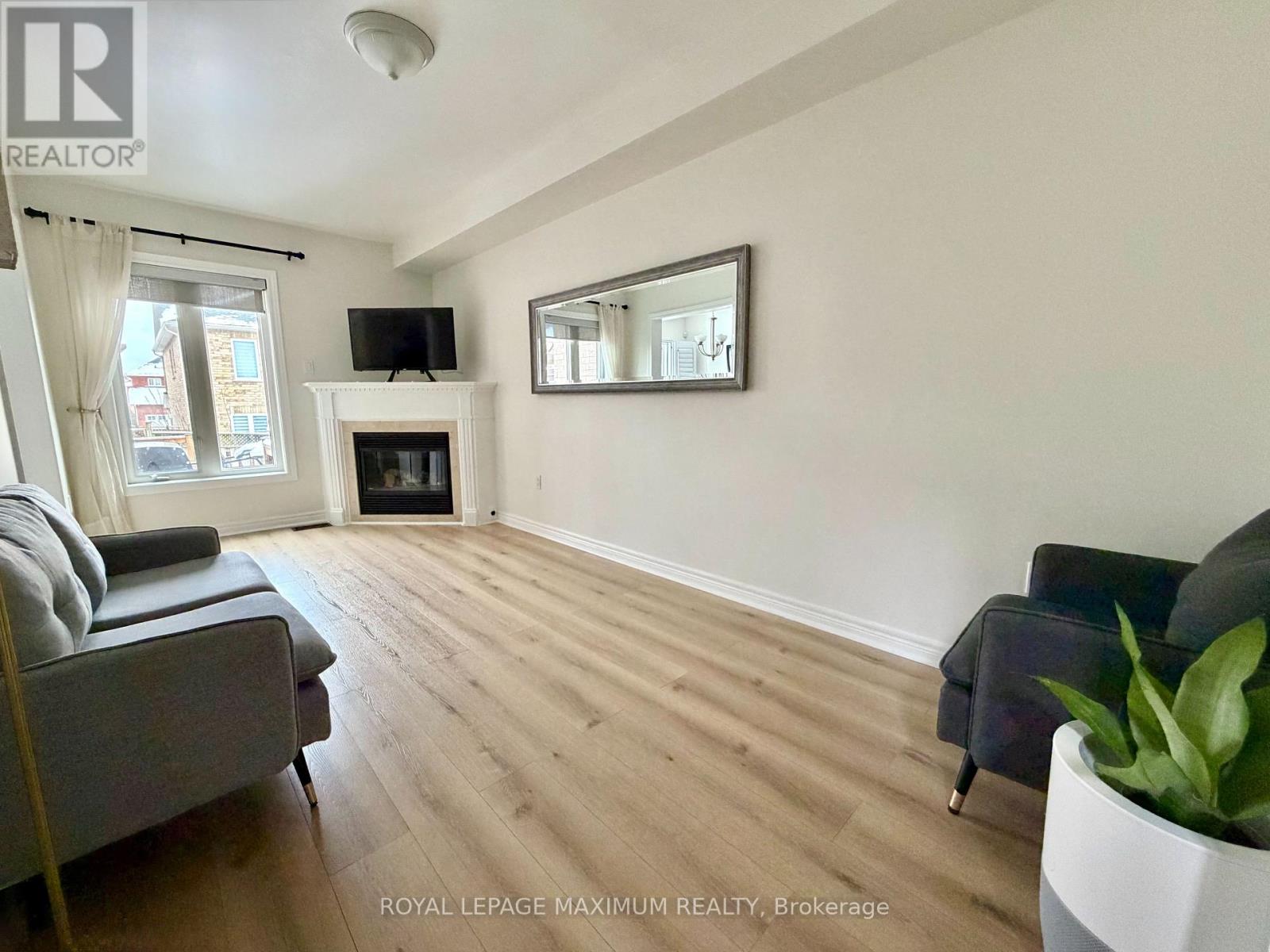 179 Warwick Crescent, Newmarket, Ontario  L3X 2S3 - Photo 5 - N12518476