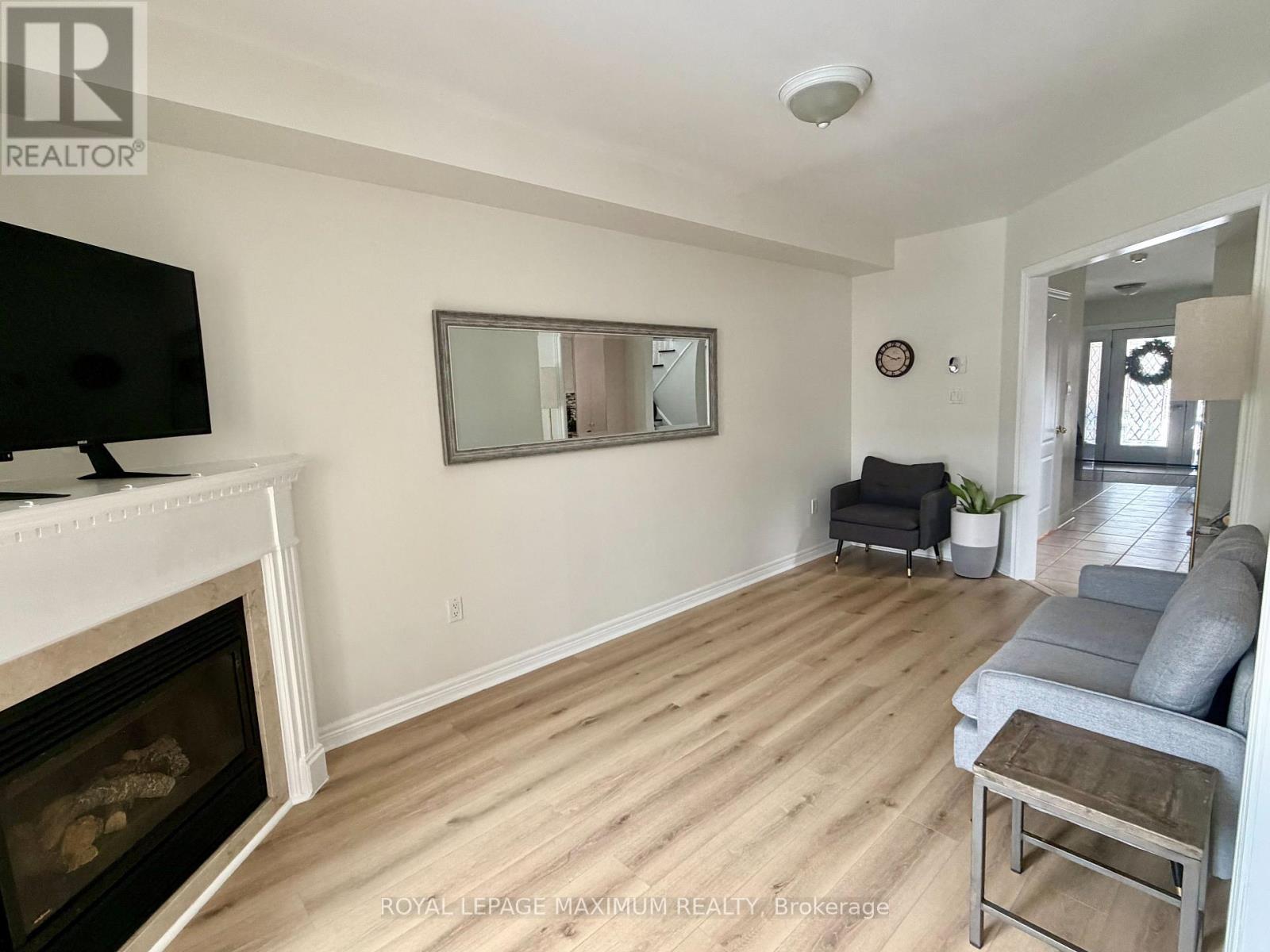 179 Warwick Crescent, Newmarket, Ontario  L3X 2S3 - Photo 4 - N12518476