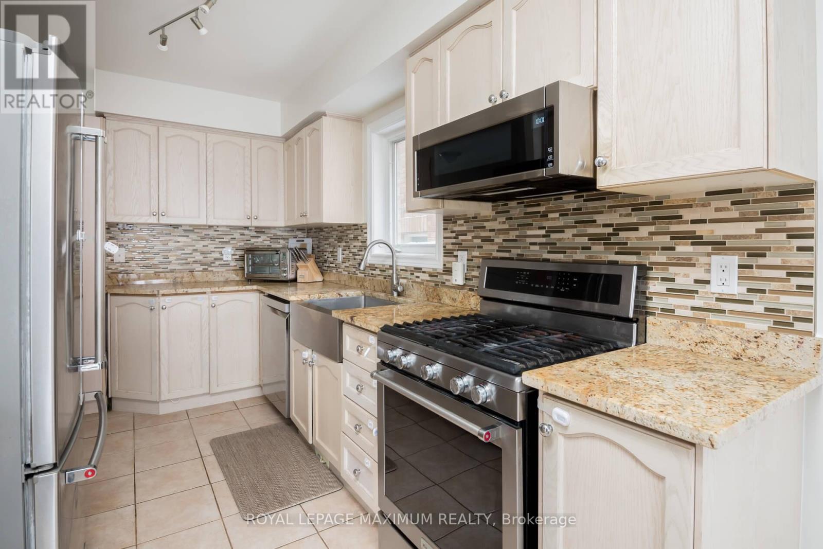 179 Warwick Crescent, Newmarket, Ontario  L3X 2S3 - Photo 7 - N12518476