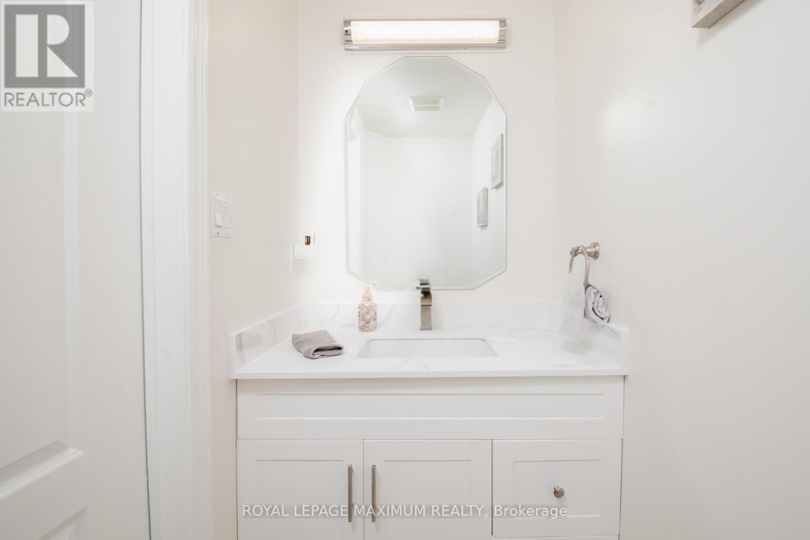 179 Warwick Crescent, Newmarket, Ontario  L3X 2S3 - Photo 9 - N12518476