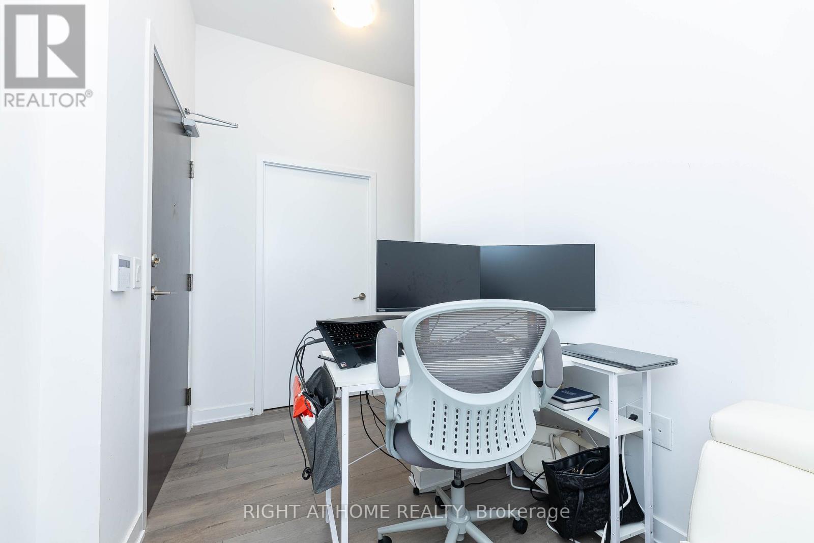 212 - 60 Honeycrisp Crescent, Vaughan, Ontario  L4K 0N5 - Photo 10 - N12466682