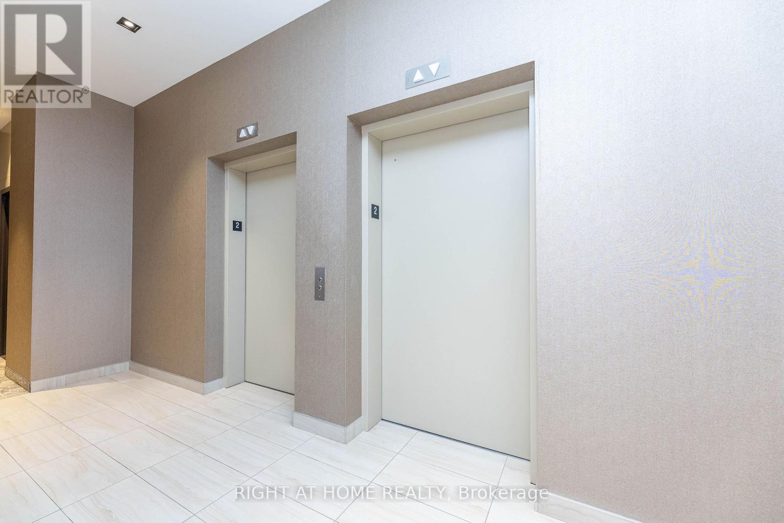 212 - 60 Honeycrisp Crescent, Vaughan, Ontario  L4K 0N5 - Photo 5 - N12466682