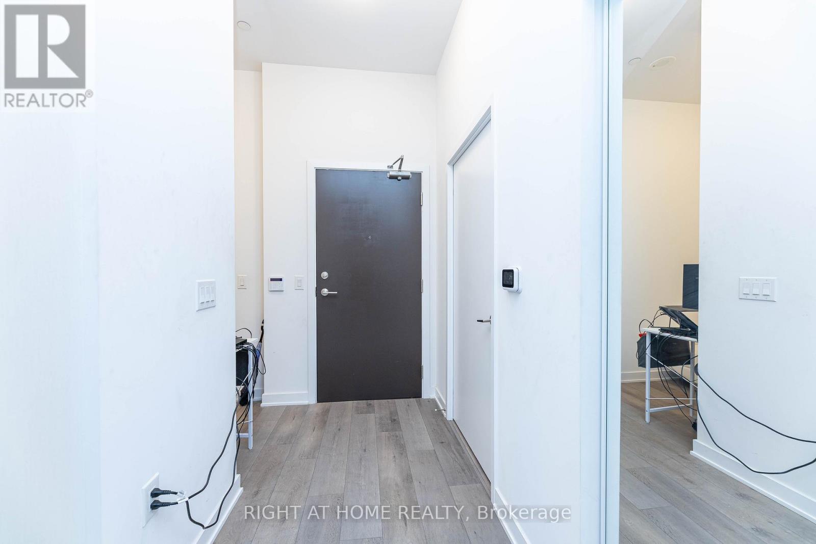 212 - 60 Honeycrisp Crescent, Vaughan, Ontario  L4K 0N5 - Photo 7 - N12466682