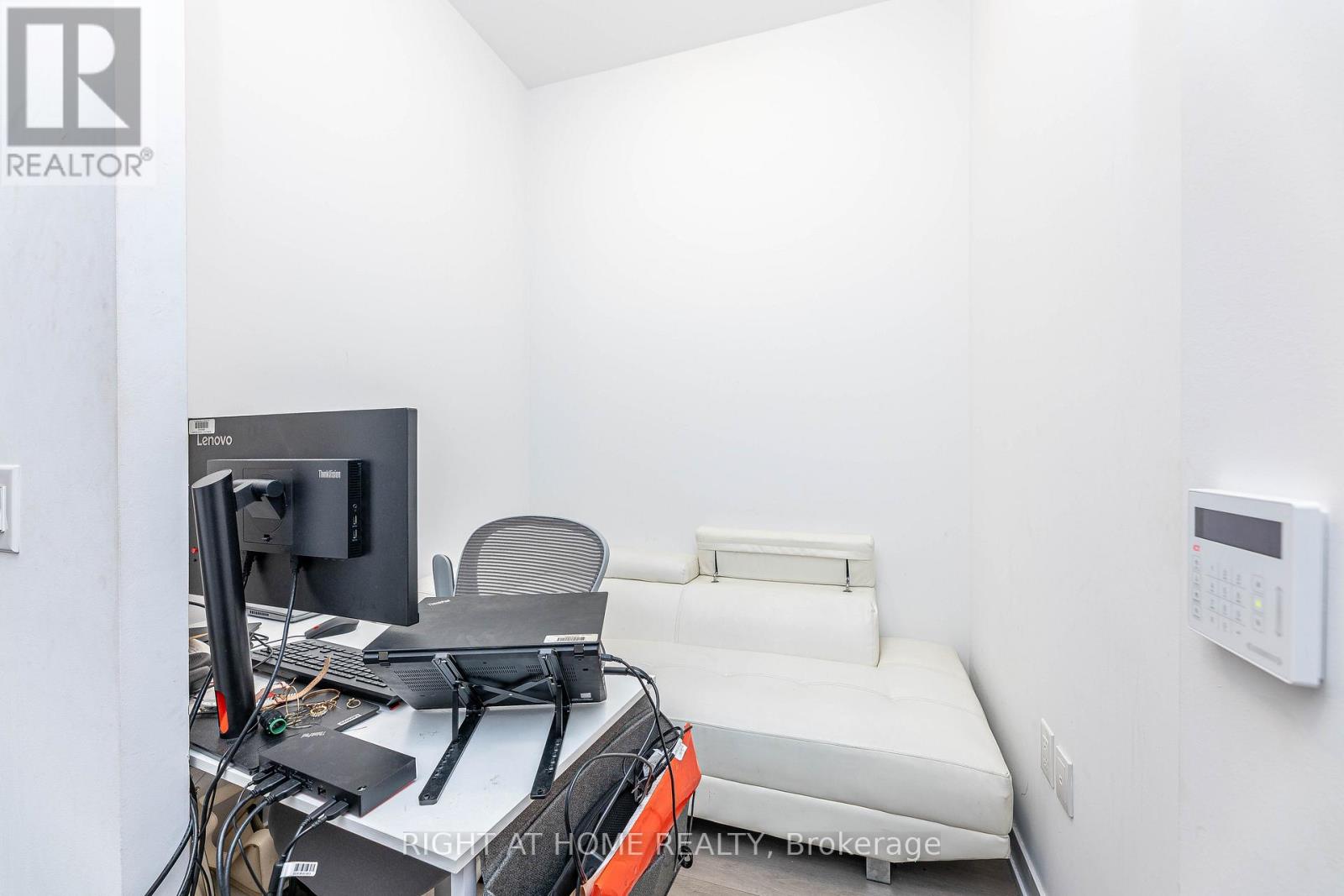 212 - 60 Honeycrisp Crescent, Vaughan, Ontario  L4K 0N5 - Photo 9 - N12466682