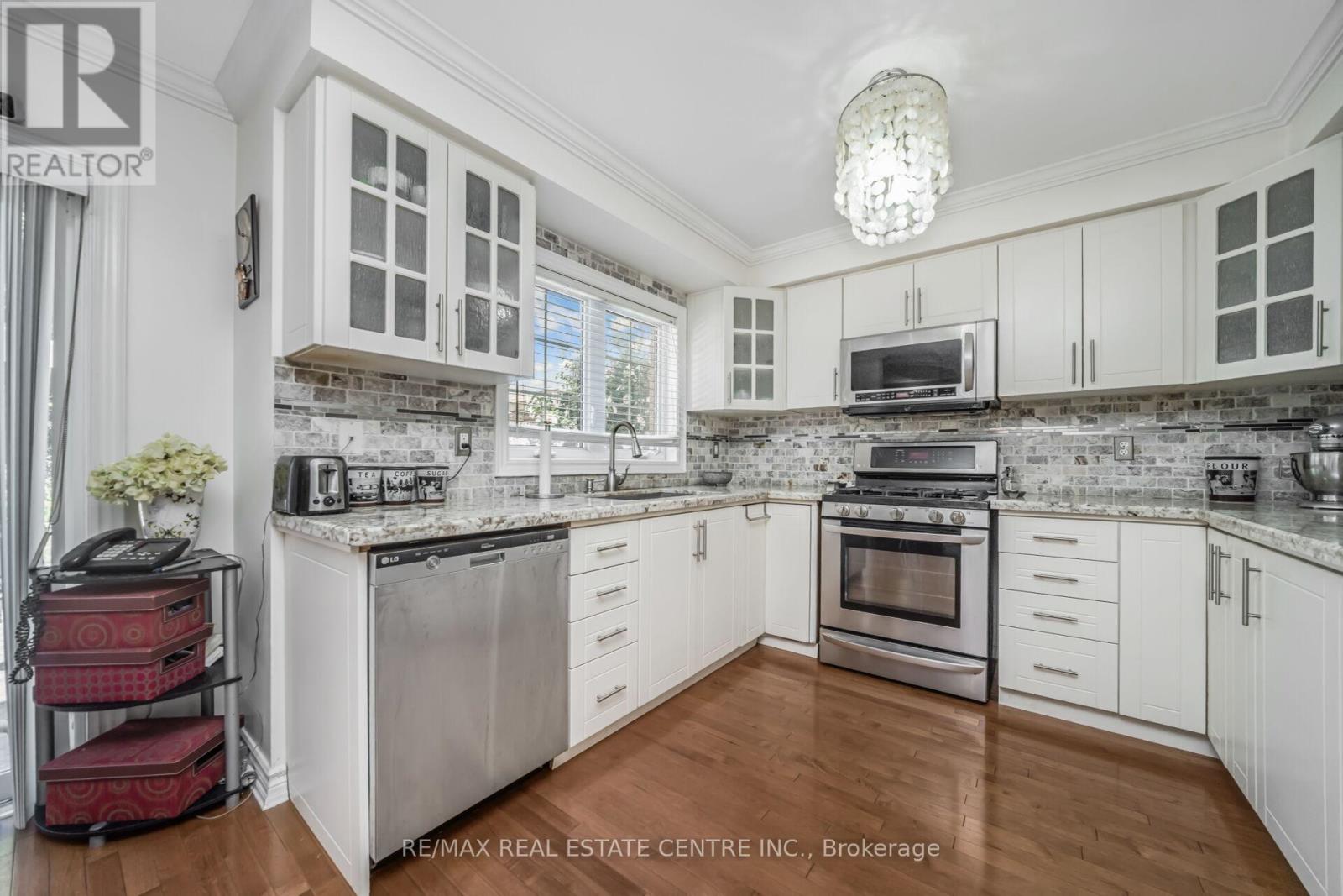 19 Hollowgrove Boulevard, Brampton, Ontario  L6P 1B1 - Photo 10 - W12659090