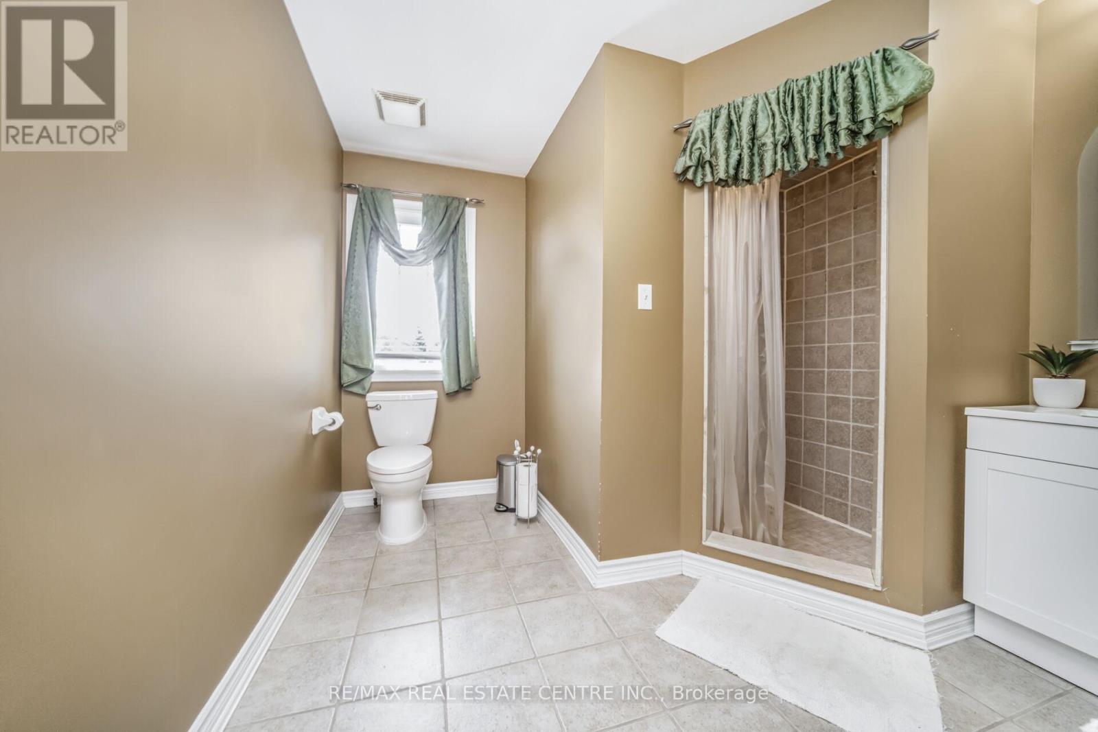 19 Hollowgrove Boulevard, Brampton, Ontario  L6P 1B1 - Photo 23 - W12659090