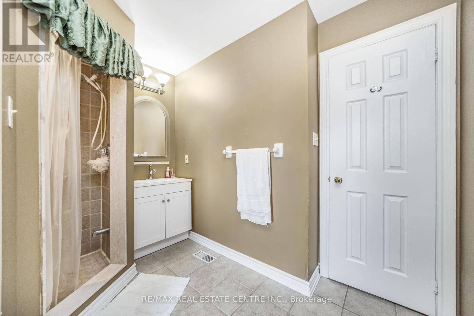 19 Hollowgrove Boulevard, Brampton, Ontario  L6P 1B1 - Photo 24 - W12659090