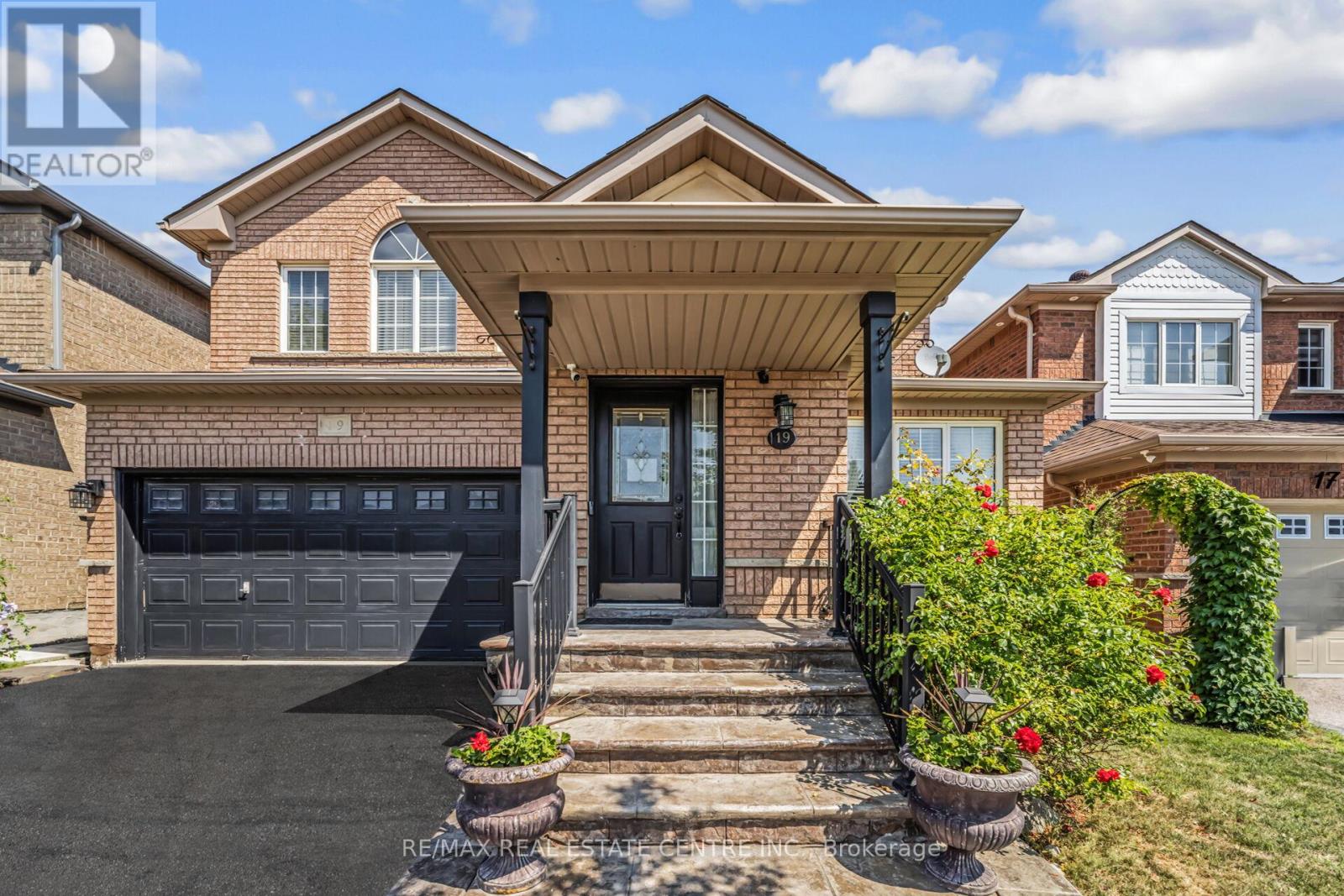 19 Hollowgrove Boulevard, Brampton, Ontario  L6P 1B1 - Photo 3 - W12659090