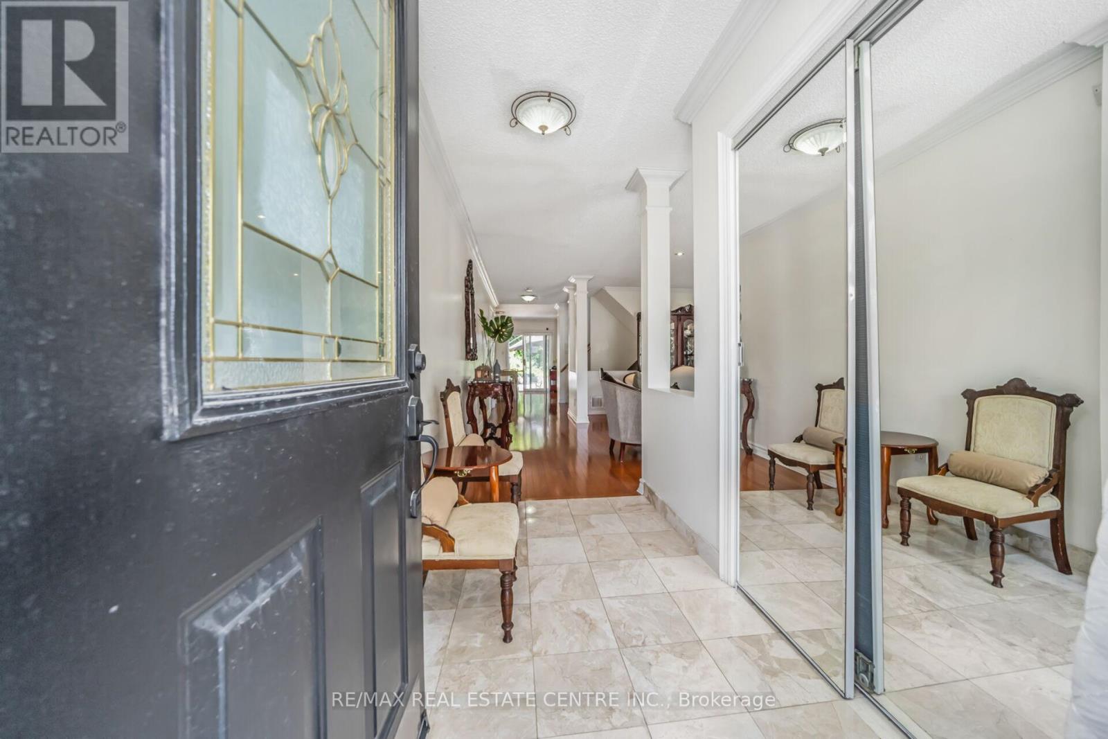 19 Hollowgrove Boulevard, Brampton, Ontario  L6P 1B1 - Photo 4 - W12659090