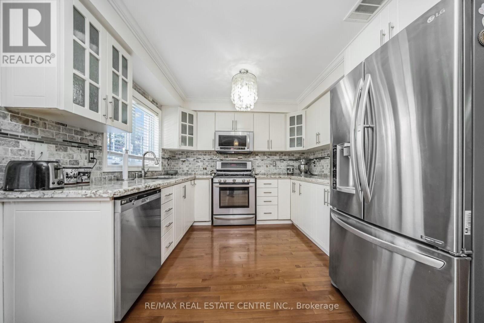 19 Hollowgrove Boulevard, Brampton, Ontario  L6P 1B1 - Photo 9 - W12659090