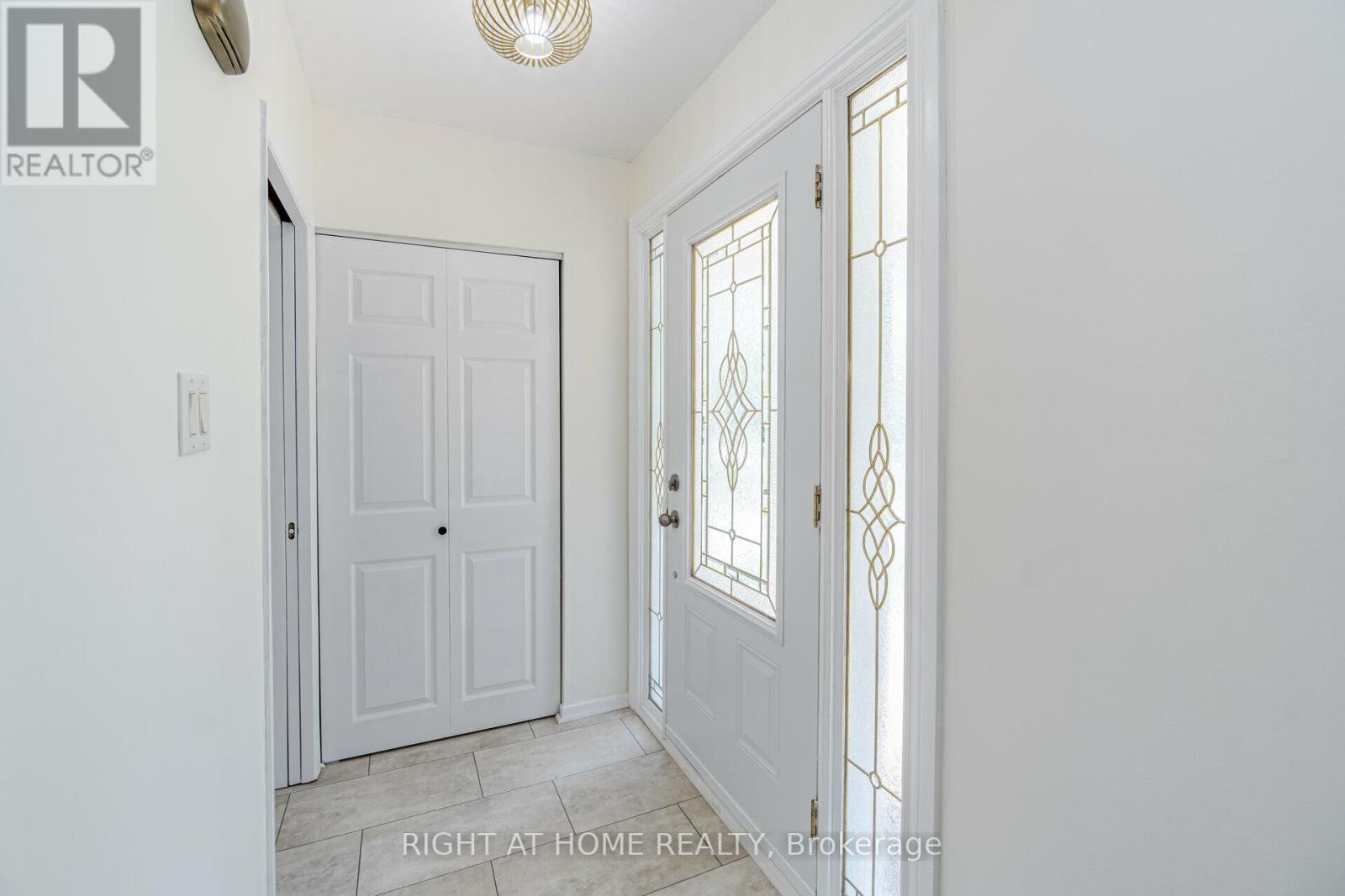 1093 Parthia Crescent, Mississauga, Ontario  L4Y 2L3 - Photo 7 - W12659116