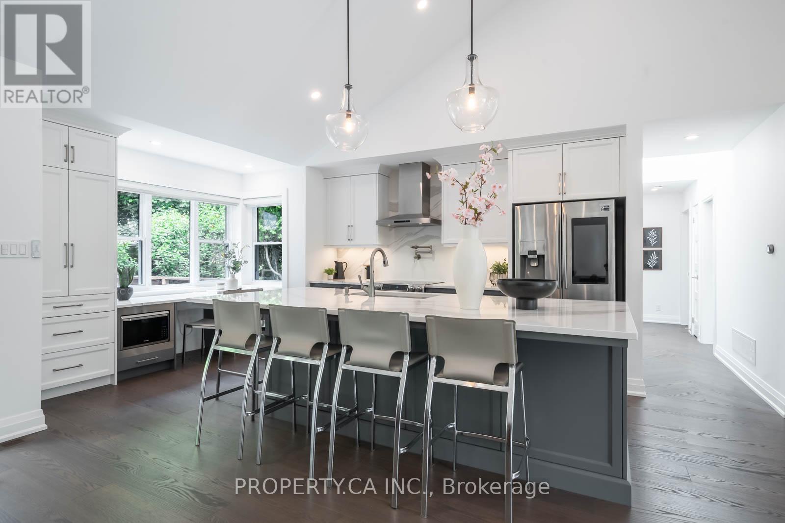 1533 Rometown Drive, Mississauga, Ontario  L5E 2T8 - Photo 3 - W12659122