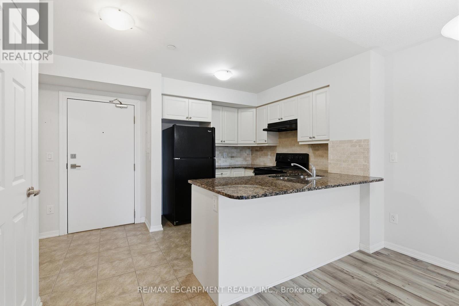 107 - 1045 Nadalin Heights, Milton, Ontario  L9T 8R5 - Photo 4 - W12653268