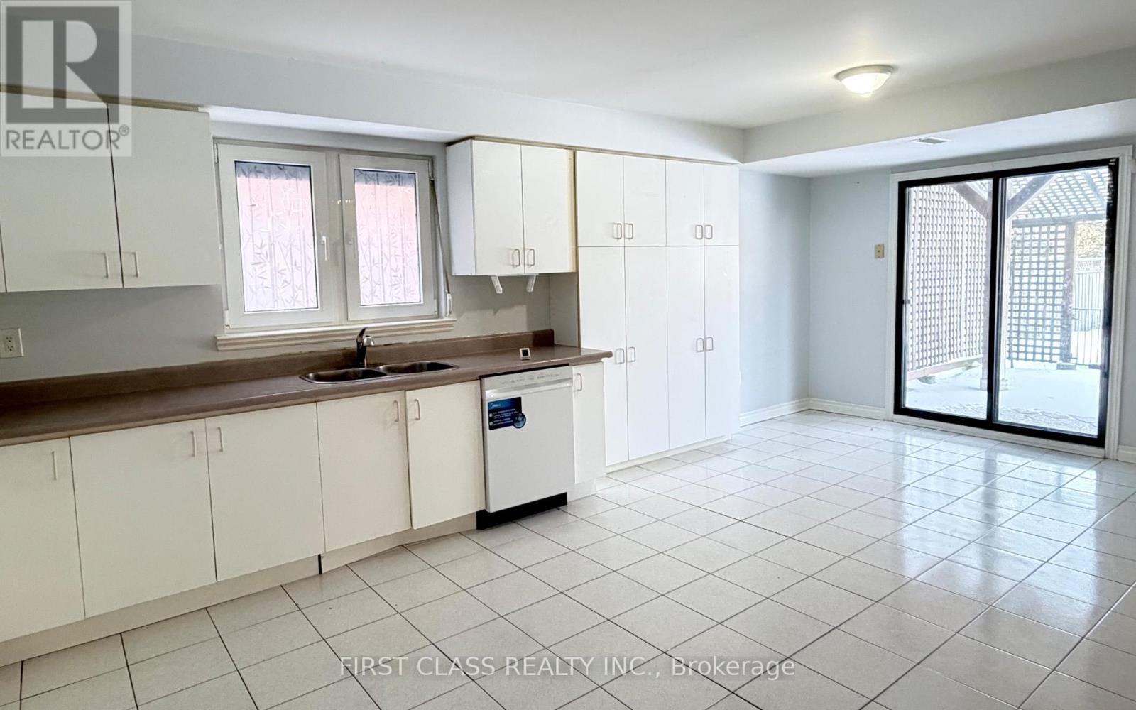 Main Fl - 238 N Lake Road, Richmond Hill, Ontario  L4E 2Z8 - Photo 3 - N12659188