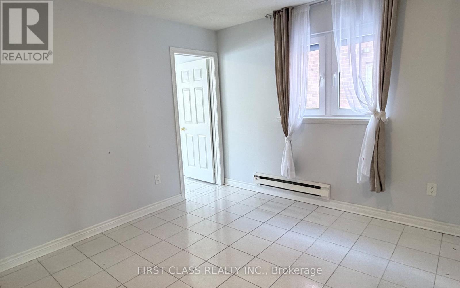 Main Fl - 238 N Lake Road, Richmond Hill, Ontario  L4E 2Z8 - Photo 6 - N12659188