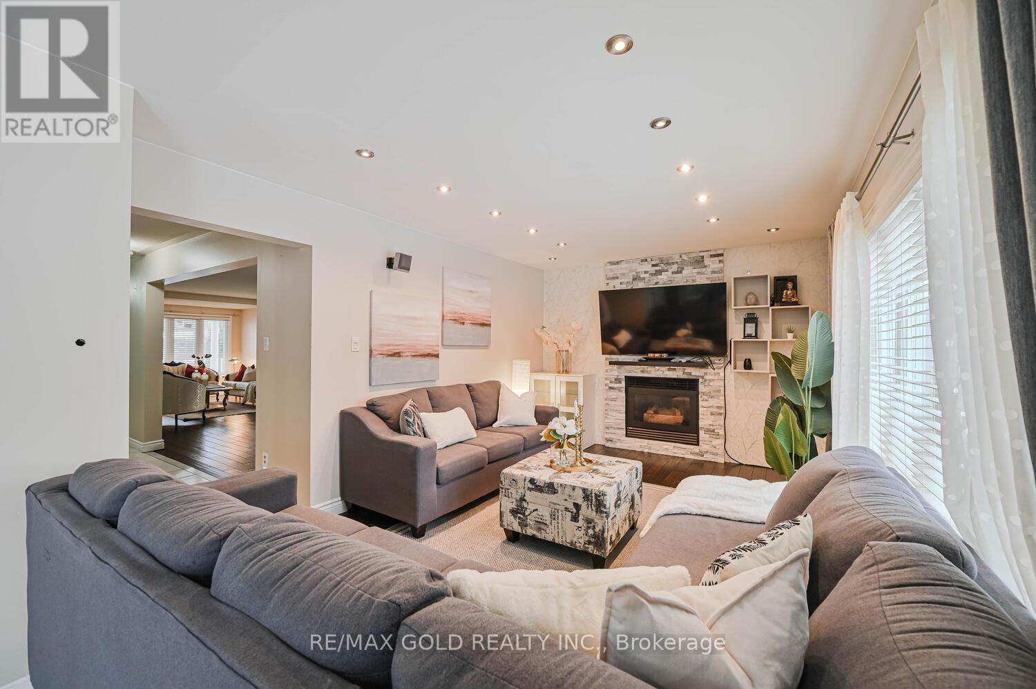 30 Foxtail Road, Brampton, Ontario  L6R 1E2 - Photo 2 - W12657738