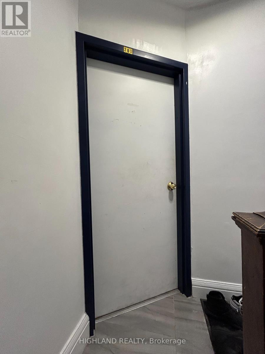 915 Lansdowne Ave, 2nd Floor Avenue E, Toronto, Ontario  M6H 3Z2 - Photo 2 - W12659214