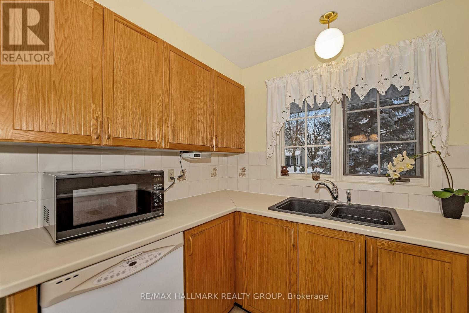 1835 Windflower Way, Ottawa, Ontario  K1C 5Z8 - Photo 14 - X12659246