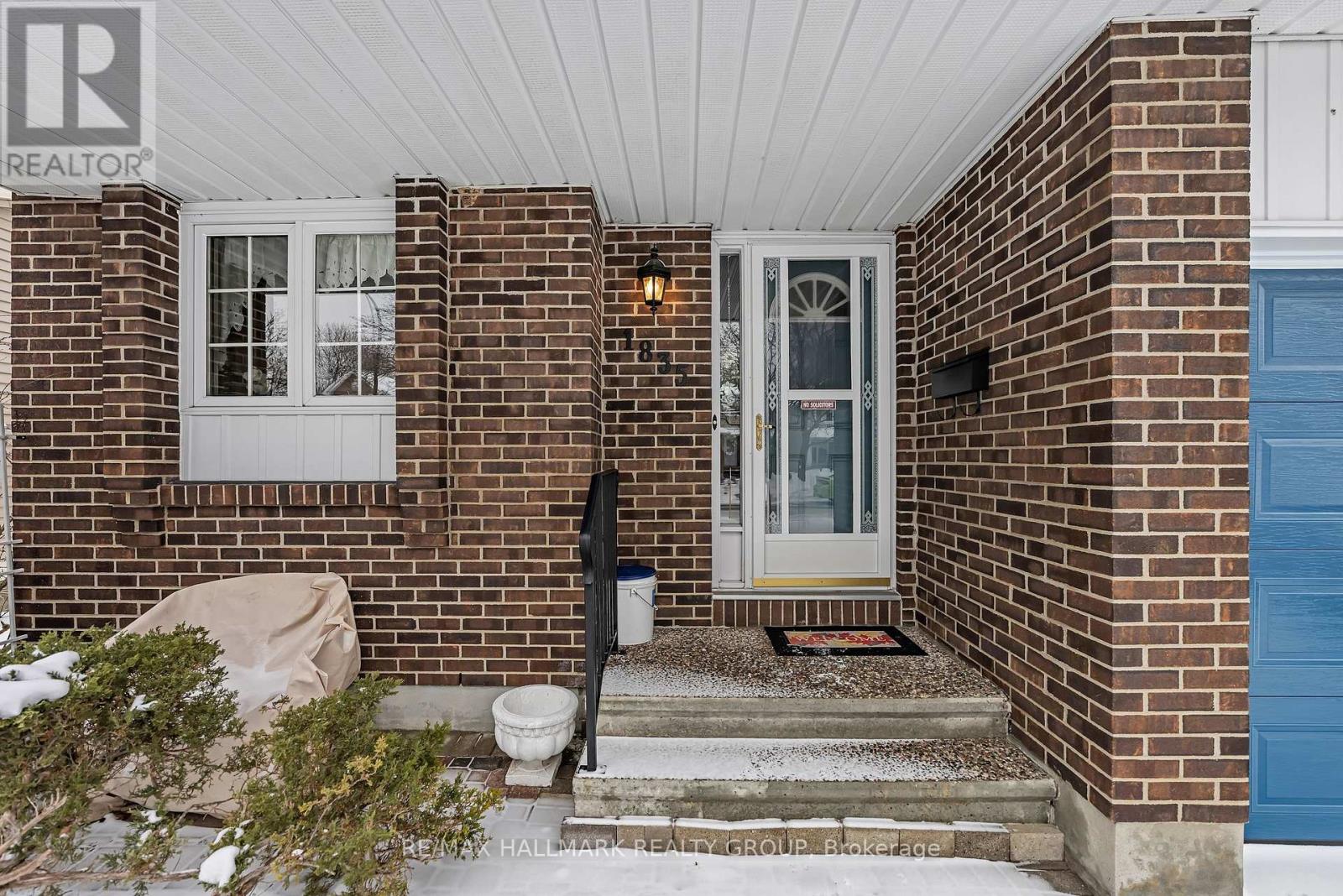 1835 Windflower Way, Ottawa, Ontario  K1C 5Z8 - Photo 4 - X12659246