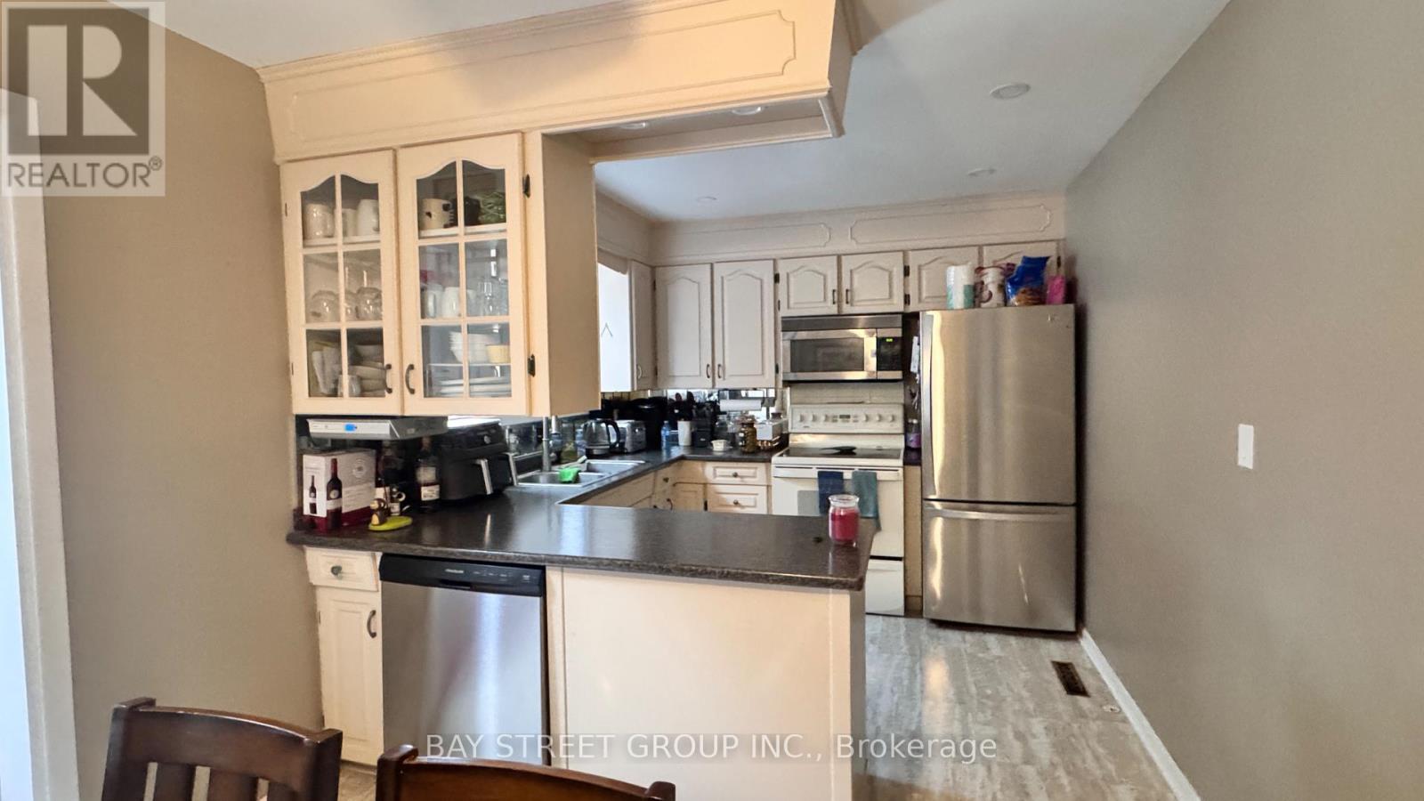 10 Rideau Crescent, St. Catharines, Ontario  L2M 2E9 - Photo 4 - X12656814