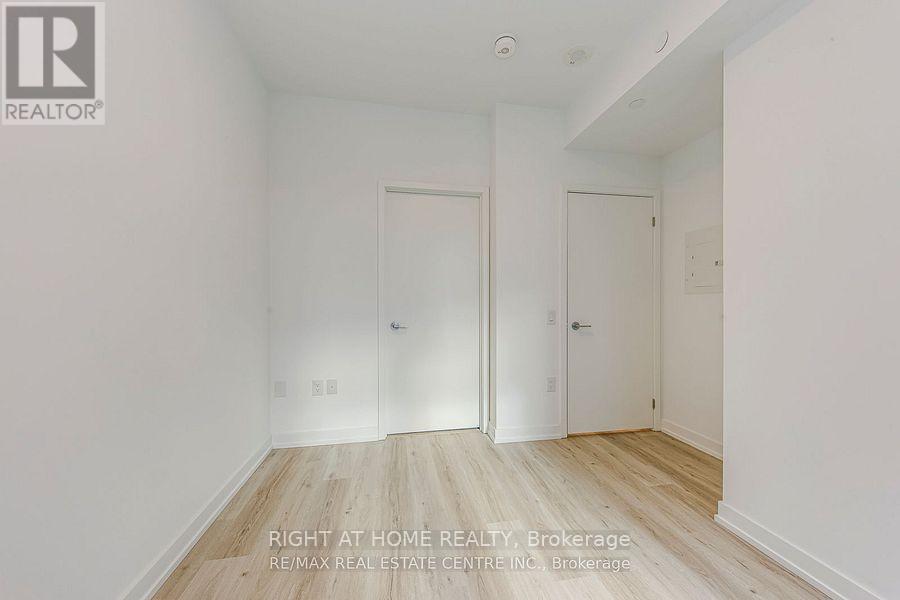 1608 - 395 Square One Drive, Mississauga, Ontario  L5B 0P6 - Photo 12 - W12659252