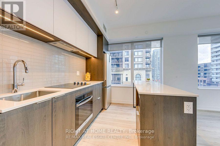 1608 - 395 Square One Drive, Mississauga, Ontario  L5B 0P6 - Photo 4 - W12659252