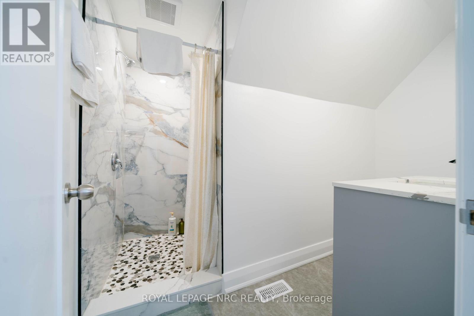 5341 River Road, Niagara Falls, Ontario  L2E 3G9 - Photo 17 - X12659258