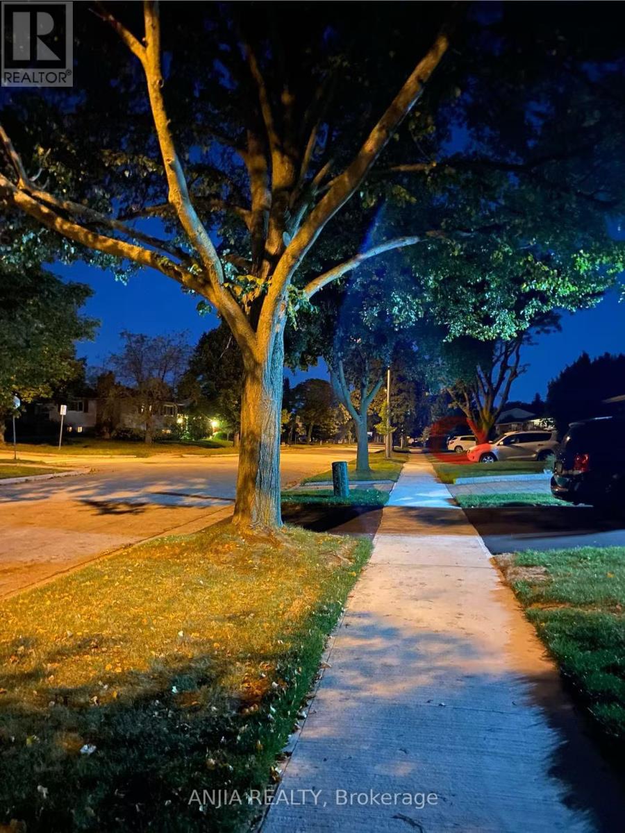 17 Boundy Crescent, Toronto, Ontario  M1W 2E3 - Photo 3 - E12659266