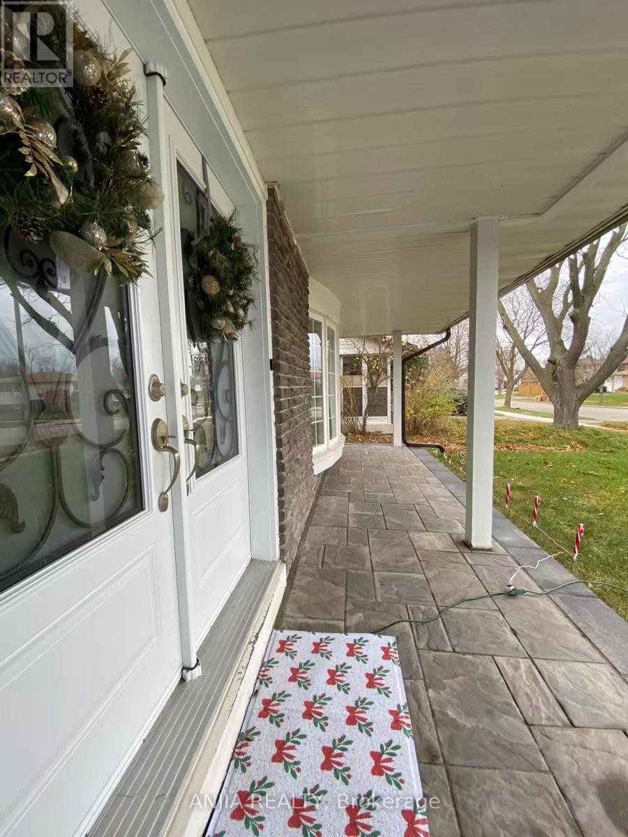 17 Boundy Crescent, Toronto, Ontario  M1W 2E3 - Photo 4 - E12659266